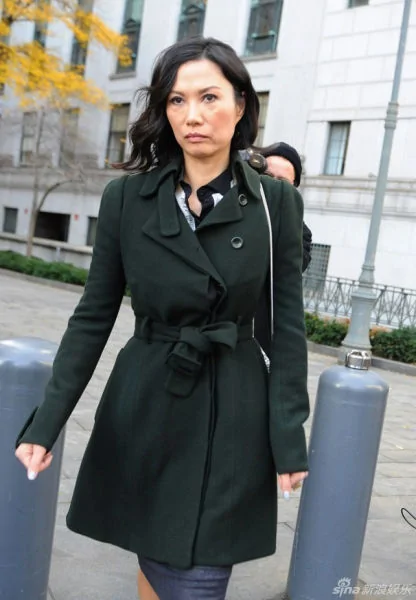 2013年11月20日邓文迪与默多克正式协议离婚，图为邓文迪走出法院。