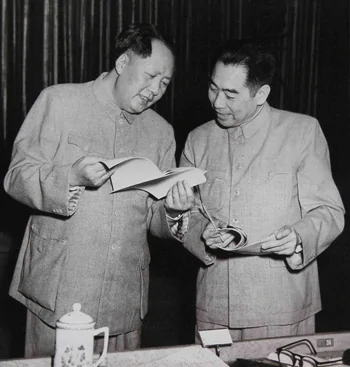 1953年，毛泽东与周恩来