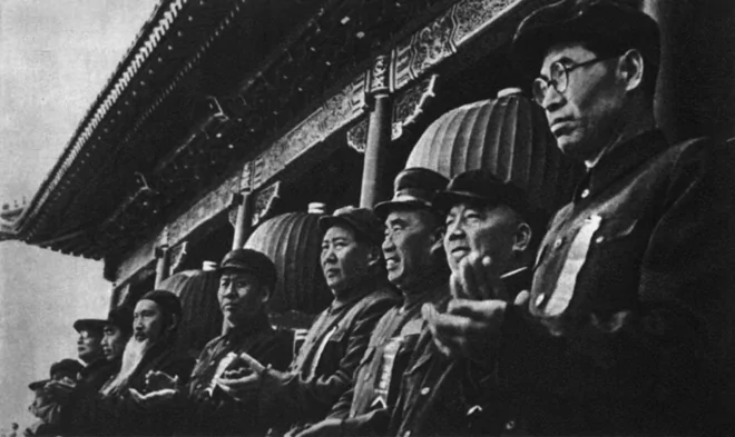 1953年五一節，毛澤東、高崗(右一)等在天安門城樓。