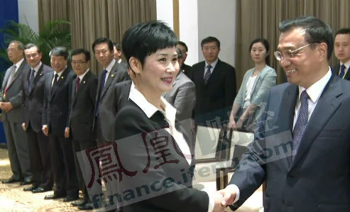 李克强总理和中电国际董事长李小琳握手。