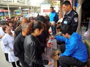 蘭州市的人們排隊在一家商店外購買瓶裝水2014年4月11日。