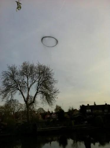 英少女拍到天空出现诡异黑色圆环