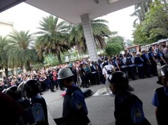 中国广东东莞裕元鞋厂工人罢工示威，2014年4月16日。