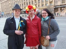 来自顿涅茨克的康察金娜（中）头戴象征着乌克兰的花环同友人在莫斯科合影(美国之音白桦)