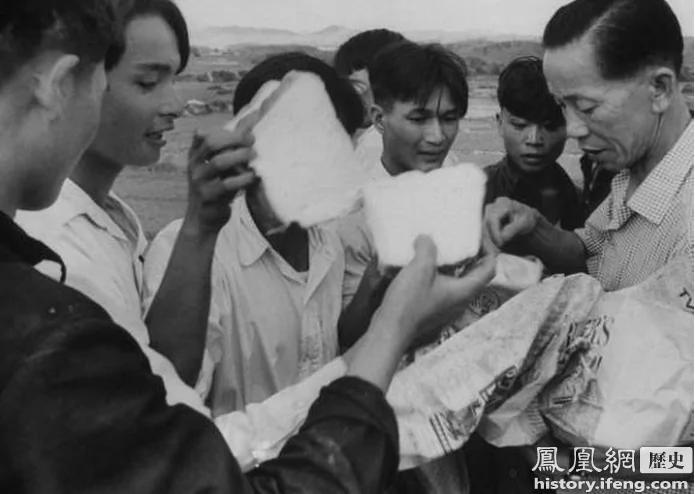 62年大逃港:港人为救大陆饥民躺在车前阻止遣返