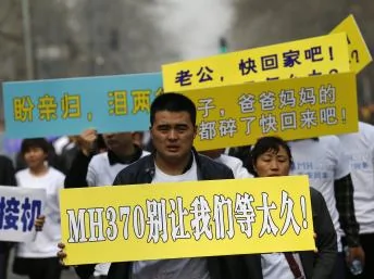 2014年3月25日，马航遇难乘客家属在北京马来西亚使馆门前示威。