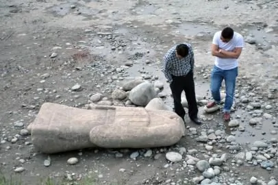 24日，都江堰河道內發現一尊長2.1米的石像。