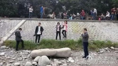都江堰现无头石像“三神石人”或重聚