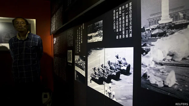 香港六四紀念館內展示1989年6月5日北京學生攔阻坦克照片（20/4/2014）
