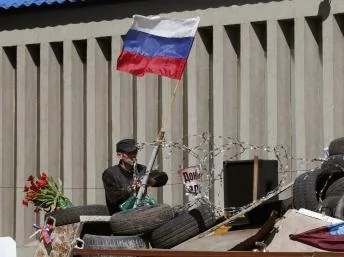 亲俄罗斯武装在乌克兰东部鲁汉斯克市政府机构前构筑路障