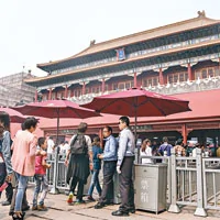 遊客昨進入北京故宮須接受安檢。（中新社圖片）