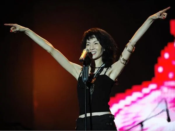 张曼玉登上2014上海草莓音乐节唱《甜蜜蜜》吓跑粉丝（视频）