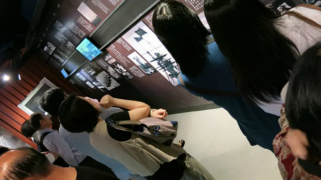 參觀者駐足觀看香港六四紀念館展品（BBC中文網圖片1/5/2014）