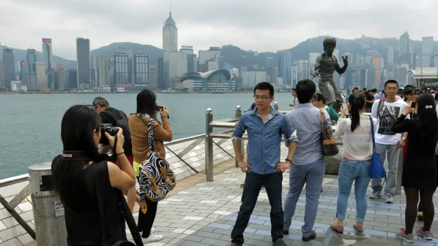 香港尖沙咀星光大道上的大陸遊客（BBC中文網圖片1/5/2014）