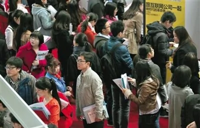 3月19日，清華大學舉辦今年最大規模校園徵才會，學生在招聘展台前查看職位信息。新京報記者薛珺攝