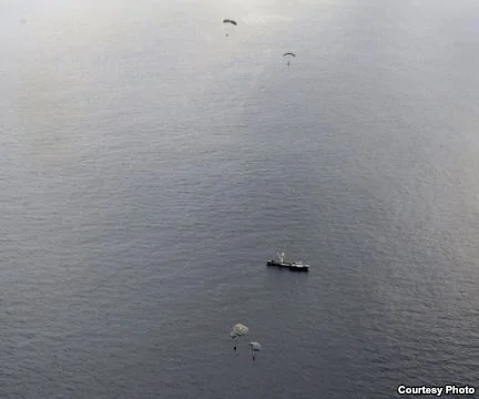 中国船只起火沉没美国空军跨海救援