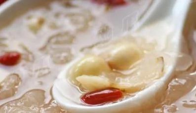 早起喝两种排毒水减小腹