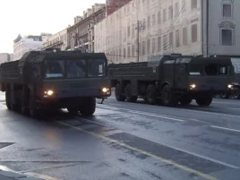 勝利日紅場閱兵彩排時，莫斯科市中心行進的「伊斯康德爾-M」型戰術飛彈。(美國之音白樺拍攝)