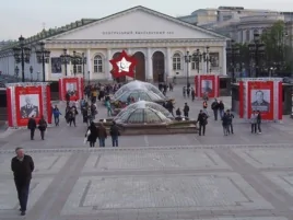 阅兵前的5月8日，莫斯科红场旁的马涅日广场装饰着一批苏军高级将领的画像。(美国之音白桦拍摄)