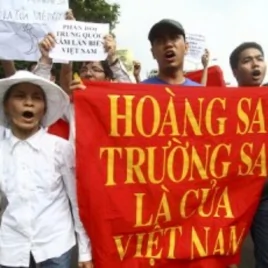 2011年6月越南示威者的橫幅上寫著「西沙群島和南沙群島屬於越南」