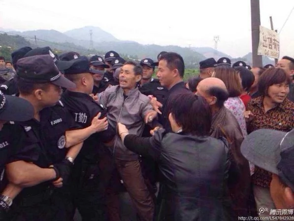 杭州数万人阻建垃圾厂遭数千警暴力清场引发大规模冲突传3人被打死