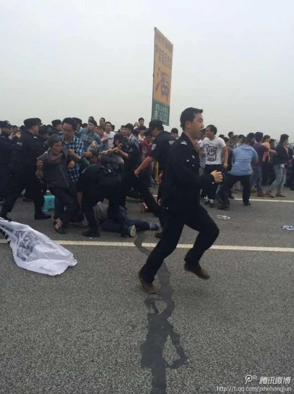 杭州数万人阻建垃圾厂遭数千警暴力清场引发大规模冲突传3人被打死