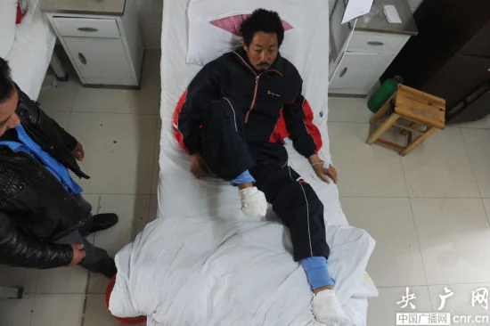 2014年5月11日，安徽省定遠縣，殘缺的肢體時常會發出刺骨的疼痛，劉敦和只能蜷縮着雙腿痛苦不堪。