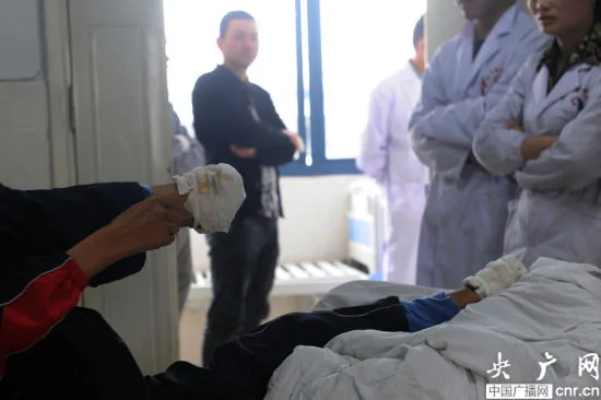 2014年5月11日，安徽省定远县，切掉双脚后的刘敦和在定远爱得医院接受治疗。