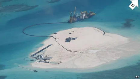 菲律宾政府公布的照片显示中国在赤瓜礁填海