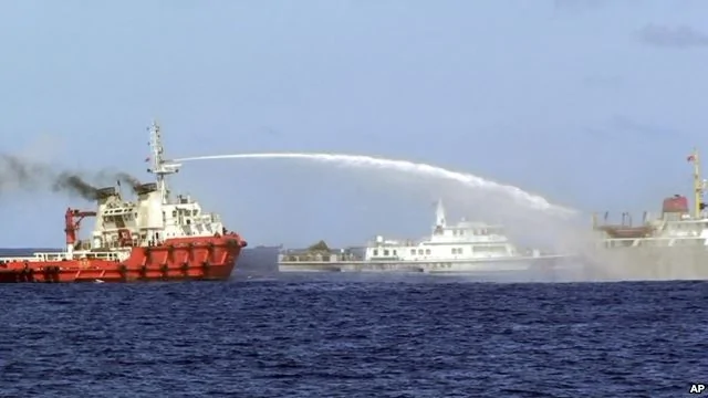 越南海岸警卫队发布的照片显示，中国船用高压水龙射向越南船