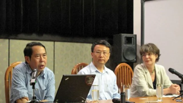 中国人民大学教授时殷弘(左)和北京大学教授贾庆国(中)(美国之音张楠拍摄)