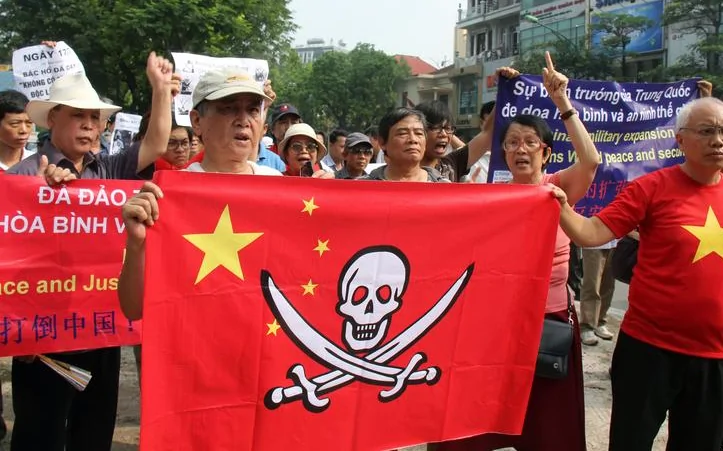 越南反華遊行成鬧劇：五星紅旗被塗成「海盜旗」