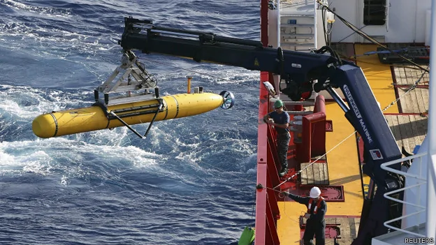 蓝鳍-21型无人潜艇从澳大利亚海盾号海军辅助舰上吊运下水（17/4/2014）