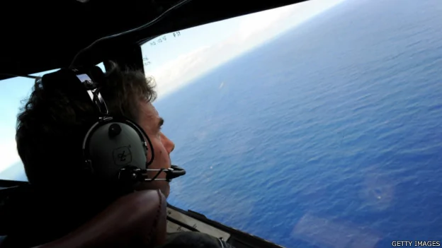 新西兰空军一名飞行员在印度洋海域目测搜索（13/4/2014）