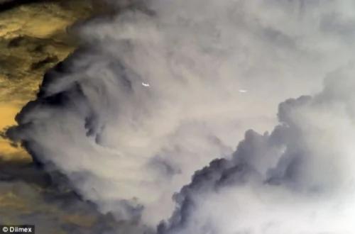 澳洲上空两架UFO追逐维珍客机?