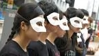 香港理工大學學生在葵芳地鐵站外表演「六四報哀音」