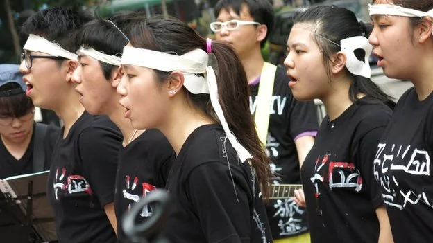 香港理工大學學生在葵芳地鐵站外表演「六四報哀音」