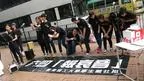 香港理工大学学生在葵芳地铁站外表演“六四报哀音”