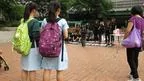 香港葵芳地铁站外两名中学女生驻足观看理工大学学生表演“六四报哀音”