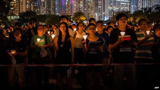 香港維多利亞公園六四燭光晚會上的年輕人（4/6/2012）