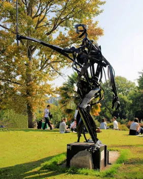 英國埃克塞特大學校園內的六四紀念雕塑