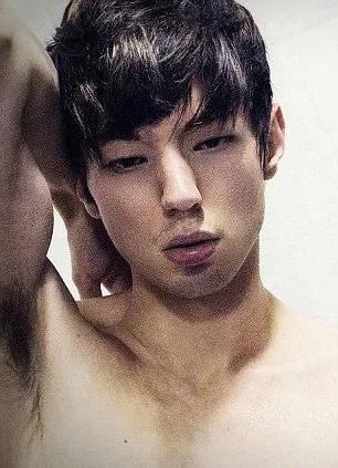巴西白男痴迷“韩流” 整容十次变亚洲脸