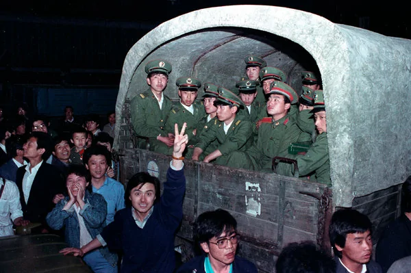 1989年5月宣佈戒嚴後，20日，北京市民圍住解放軍官兵，阻止他們前往天安門廣場。