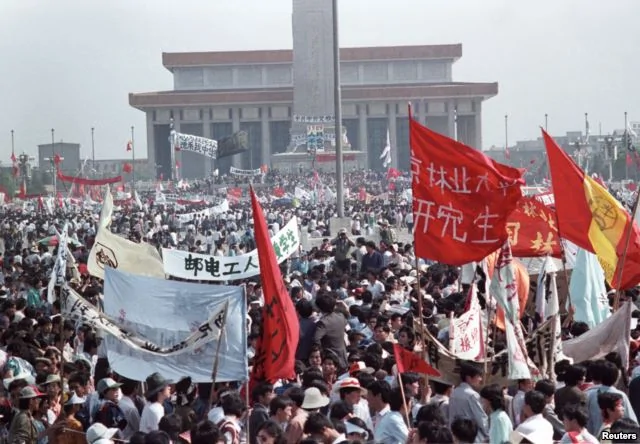 1989年5月17日，幾十萬學生和支持者雲集北京天安門廣場，要求實行政治和經濟改革。這成為世界新聞報導熱點