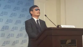盲人法律维权人士陈光诚在美国企业研究所首次发表英文演说（美国之音杨明拍摄）
