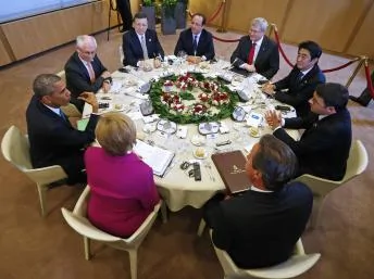 七国集团和欧盟首脑的工作晚宴，这是自1988年以来，第一次是七国首脑而不是八国首脑的会面。