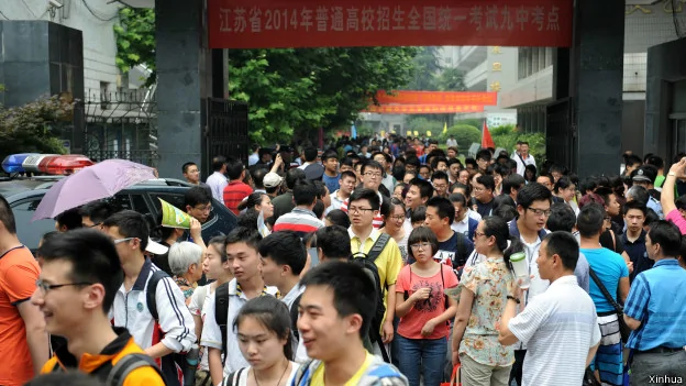 完成第一门考试的考生走出南京市第九中学考点（07/06/2014）