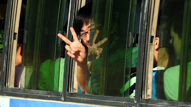 河南省汝阳县的一名考生在前往考点的车上（07/06/2014）