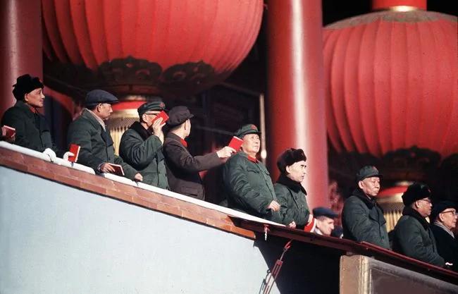 从亲密战友到敌对 刘少奇和毛泽东对抗照曝光