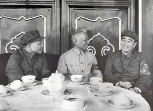从亲密战友到敌对 刘少奇和毛泽东对抗照曝光